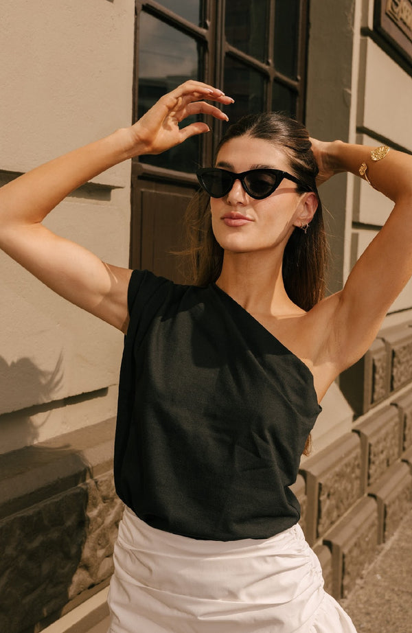 BLACK CHIC ASYMMETRICAL TOP